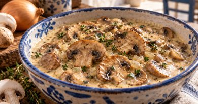 Champignon-Rahmsauce wie im Restaurant in handgemachter blau-weißer Keramik