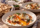 Çılbır – Türkische Eier auf Knoblauchjoghurt in warmer griechischer Küchenatmosphäre