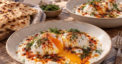 Çılbır – Türkische Eier auf Knoblauchjoghurt in warmer griechischer Küchenatmosphäre