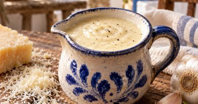 Cremige Knoblauch-Parmesan-Sauce in handgemachter blau-weißer Keramik