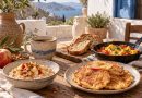 Frühstücksideen mit Porridge, Apfel-Pancakes und Rührei auf einem rustikalen griechischen Tisch