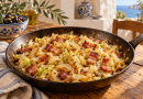 Gebratener Weißkohl mit Speck und Zwiebeln in einer rustikalen griechischen Küchenatmosphäre