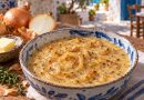 Geschmorte Zwiebel-Rahmsauce in handgemachter blau-weißer Keramik
