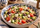 Griechischer Orzo-Salat in einer rustikalen griechischen Küche