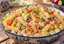 Hähnchen-Nudelsalat in einer rustikalen griechischen Küche