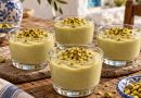 Italienischer Pistazienpudding in Dessertgläsern