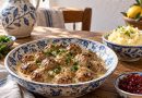 Köttbullar mit cremiger Rahmsauce – angerichtetes Gericht
