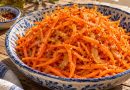 Koreanischer Karottensalat in einer rustikalen griechischen Küche