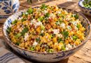 Mexican Street Corn Salad in einer rustikalen griechischen Küche