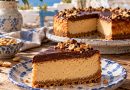 Peanut Butter Cheesecake mit Schokoganache in rustikaler griechischer Küchenatmosphäre