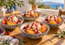 Pfirsich-Melba-Dessert mit Himbeersauce in einer warmen griechischen Küchenatmosphäre