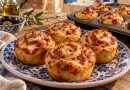 Pizza-Muffins aus Pizzateig mit Mozzarella und Salami