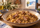 Pligouri mit Schweinefleisch – deftiger Bulgur aus Kos in warmer, rustikaler griechischer Küchenatmosphäre