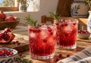 Pomegranate Rosemary Sparkler mit Rosmarin – zwei Portionen in einer rustikalen griechischen Küche