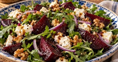 Rote-Bete-Ziegenkäse-Salat in einer rustikalen griechischen Küche