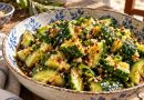 Smashed Cucumber Salad in einer rustikalen griechischen Küche