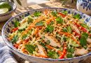 Thai Chicken Salad in einer rustikalen griechischen Küche