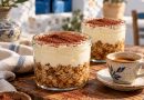 Tiramisu Overnight Oats in warmer griechischer Küchenatmosphäre