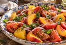 Tomaten-Pfirsich-Salat in einer rustikalen griechischen Küche