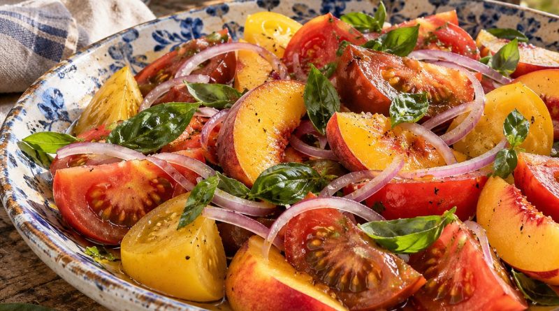 Tomaten-Pfirsich-Salat in einer rustikalen griechischen Küche