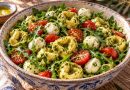 Tortellini-Pesto-Salat in einer rustikalen griechischen Küche