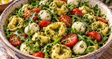 Tortellini-Pesto-Salat in einer rustikalen griechischen Küche