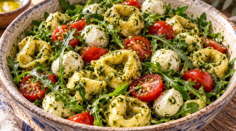 Tortellini-Pesto-Salat in einer rustikalen griechischen Küche