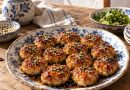 Tsukune – japanische Hähnchenbällchen – angerichtetes Gericht