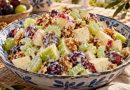 Waldorfsalat in einer rustikalen griechischen Küche