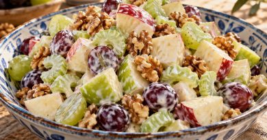 Waldorfsalat in einer rustikalen griechischen Küche