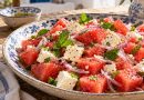 Wassermelonen-Feta-Salat in einer rustikalen griechischen Küche