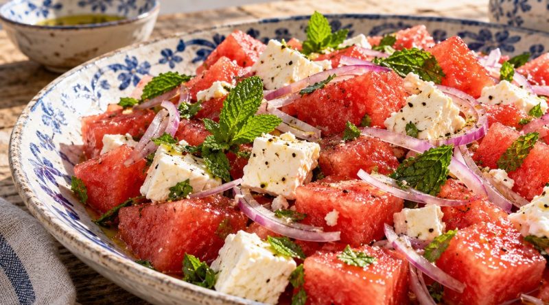 Wassermelonen-Feta-Salat in einer rustikalen griechischen Küche