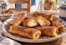 Zimt-Frischkäse-French-Toast-Röllchen in warmer griechischer Küchenatmosphäre